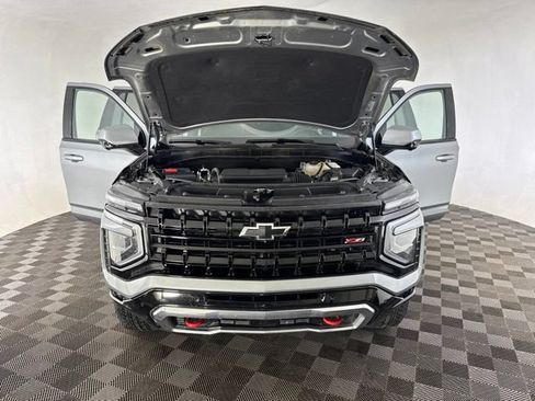 Used 2025 Chevrolet Suburban Z71 AWD/4WD image 12