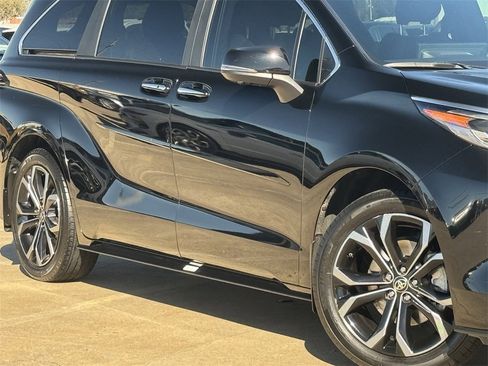 Used 2025 Toyota Sienna Platinum image 7