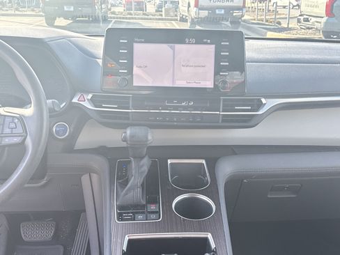 Used 2022 Toyota Sienna LE image 27