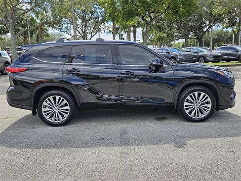 Used 2022 Toyota Highlander Platinum image 11