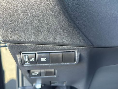 Used 2025 Toyota Corolla Cross XLE image 12