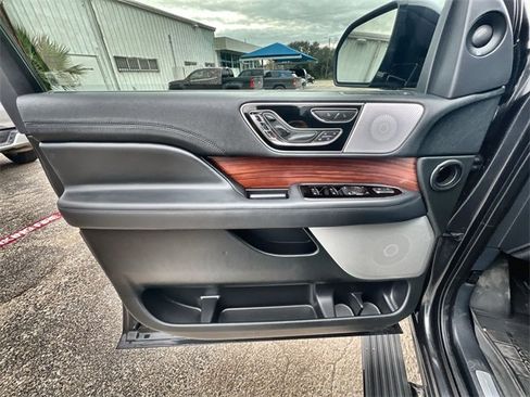 Used 2023 Lincoln Navigator Reserve image 21