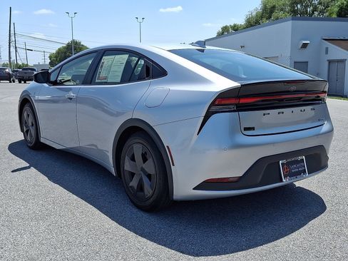 Used 2025 Toyota Prius LE FWD image 5