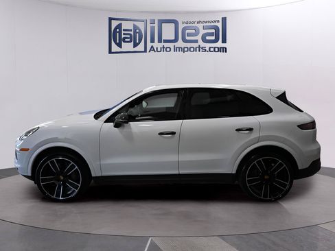 Used 2019 Porsche Cayenne S w/ Premium Package AWD/4WD image 2