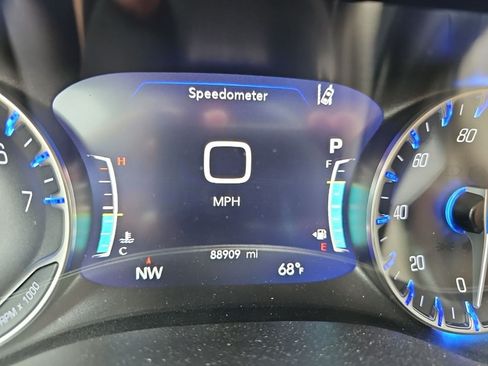 Used 2021 Chrysler Pacifica Touring-L w/ Uconnect Theater Family Group FWD image 25