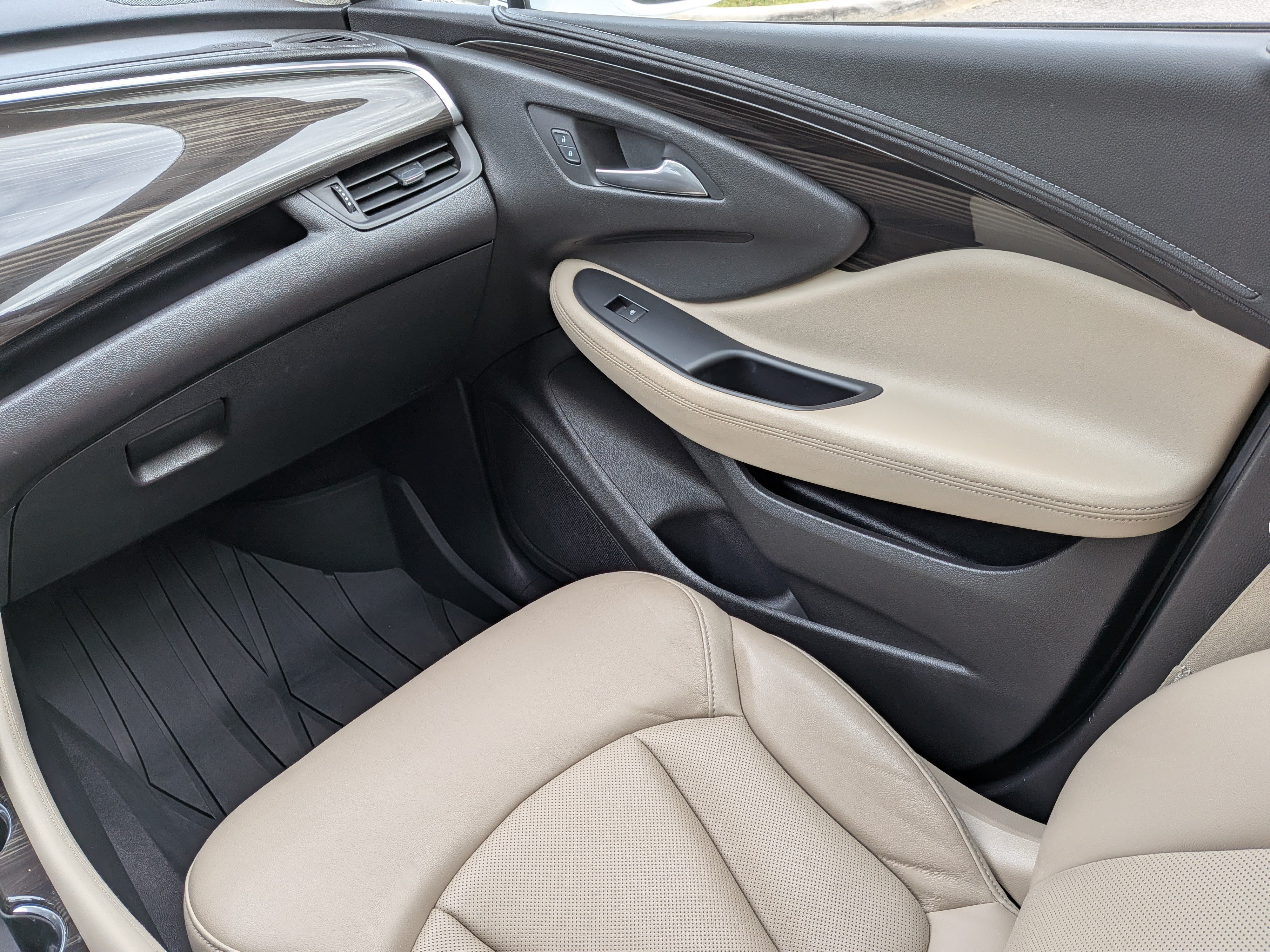 Used 2020 Buick Envision Essence w/ LPO, Cargo Package FWD image 15