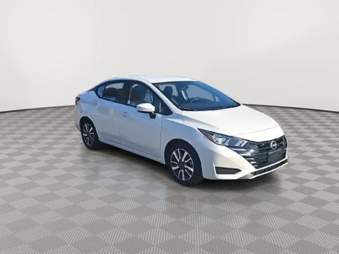 Used 2023 Nissan Versa SV image 2
