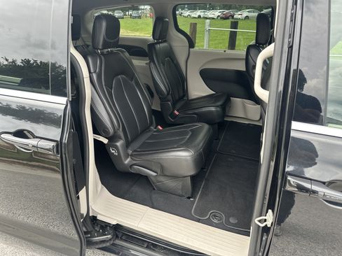 Used 2023 Chrysler Pacifica Touring-L FWD image 15