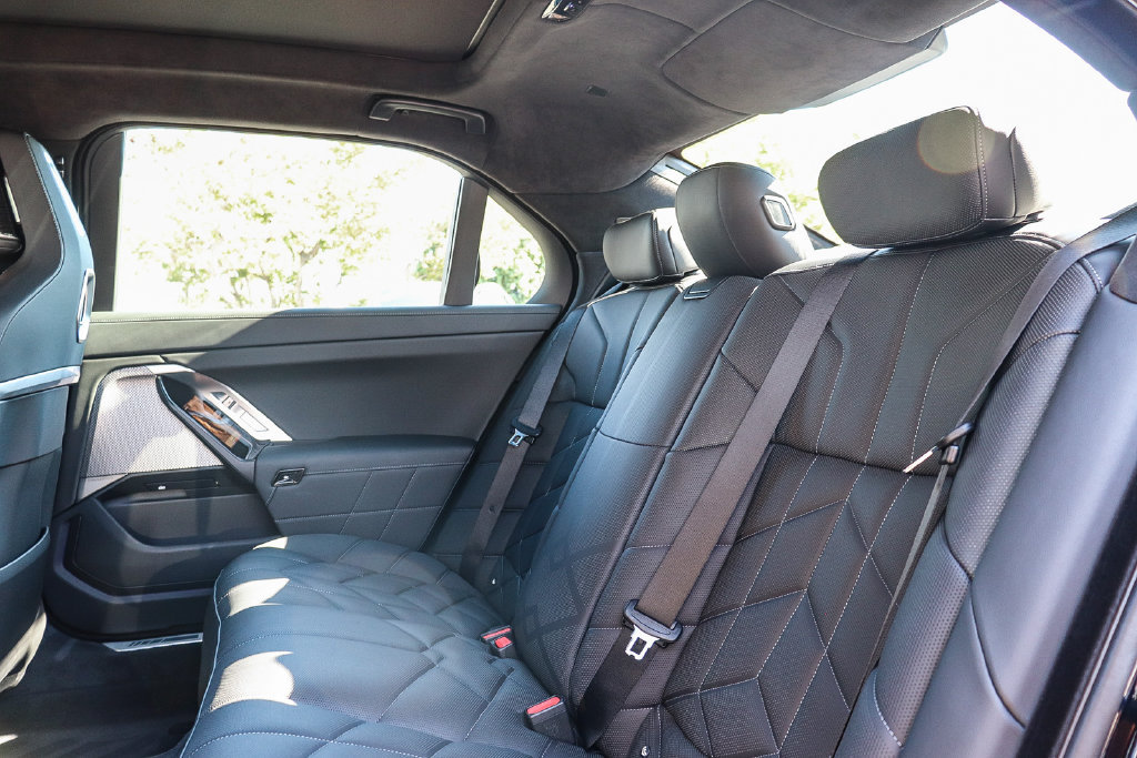 Used 2026 BMW 750e xDrive w/ Premium Package AWD/4WD image 18