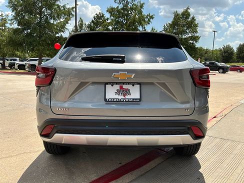 Used 2025 Chevrolet Trax LT w/ LT Convenience Package FWD image 7
