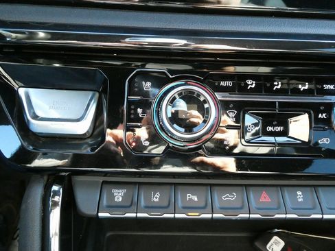 Used 2024 GMC Sierra 2500 AT4 w/ Technology Package image 27