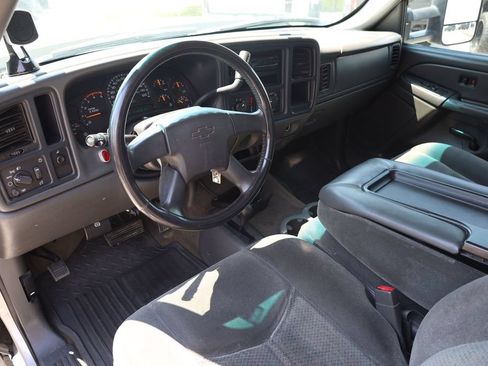 Used 2005 Chevrolet Silverado 2500 LS w/ Heavy-Duty Power Package AWD/4WD image 12