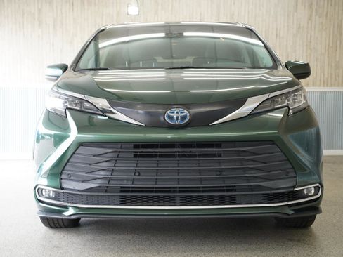 Used 2022 Toyota Sienna XLE w/ XLE Plus Package image 3