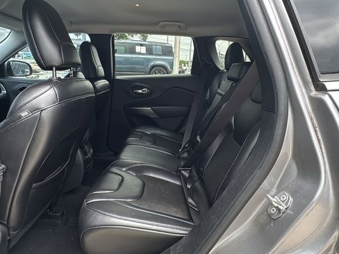 Used 2019 Jeep Cherokee Latitude Plus FWD image 13