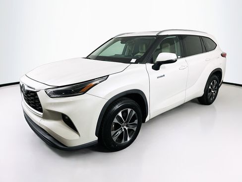 Used 2021 Toyota Highlander XLE image 3