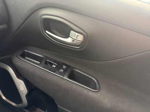 Used 2020 Jeep Renegade Sport w/ UConnect 7.0 Group FWD image 34