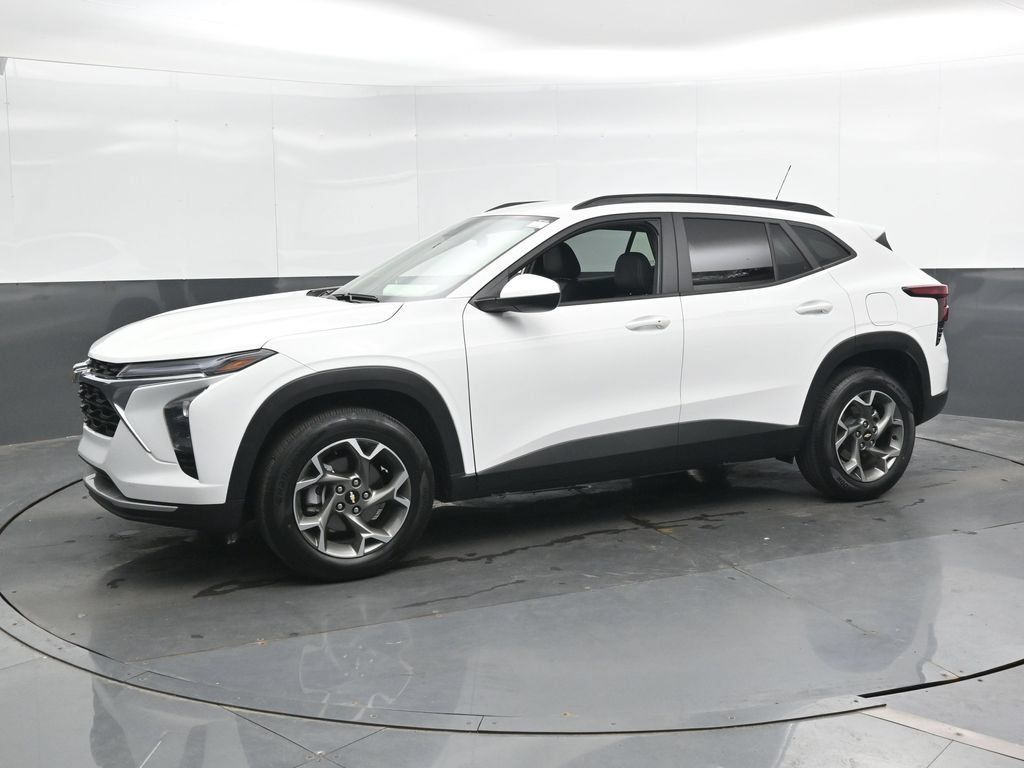 Used 2025 Chevrolet Trax LT w/ LT Convenience Package FWD image 9