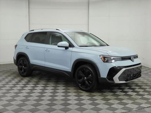 New 2026 Volkswagen Taos SE image 3