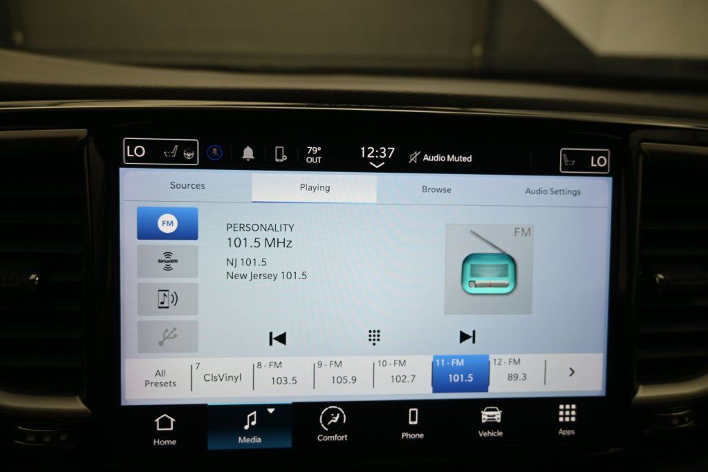 Used 2023 Chrysler Pacifica Touring-L FWD image 23