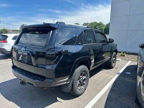 Used 2019 Toyota 4Runner SR5 AWD/4WD image 4