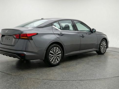 Used 2025 Nissan Altima 2.5 SV FWD image 9