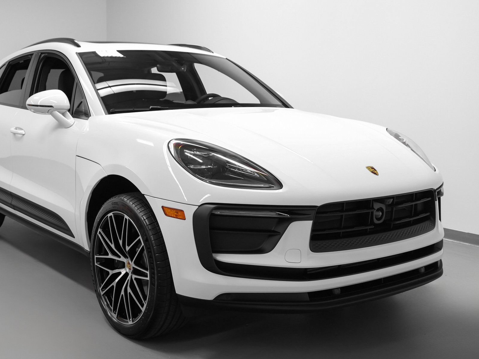 Certified 2026 Porsche Macan AWD/4WD image 9