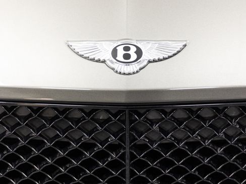 Used 2021 Bentley Bentayga image 12