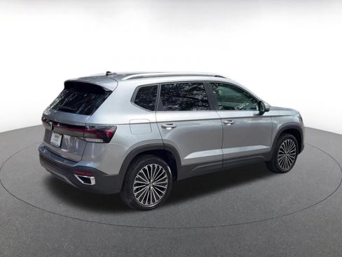Used 2025 Volkswagen Taos SE FWD image 11