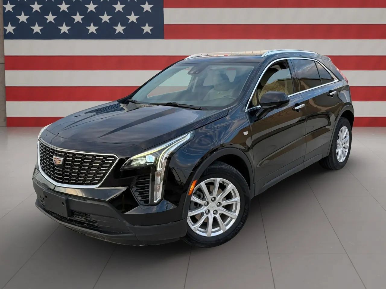 Used 2023 Cadillac XT4 Luxury w/ Cold Weather Package FWD image 4