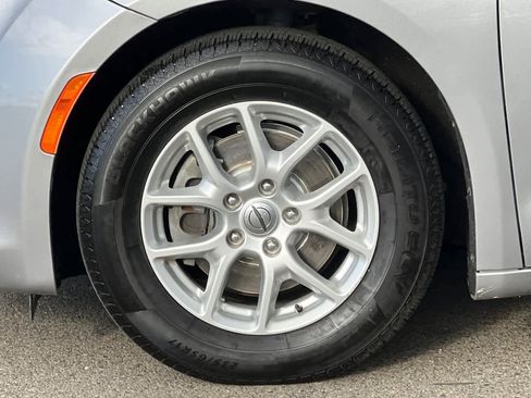 Used 2020 Chrysler Pacifica Limited image 27