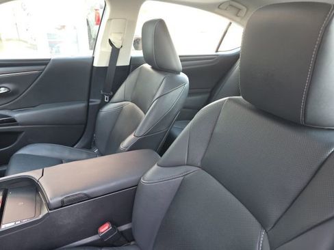 Used 2023 Lexus ES 250 w/ Premium Package image 9