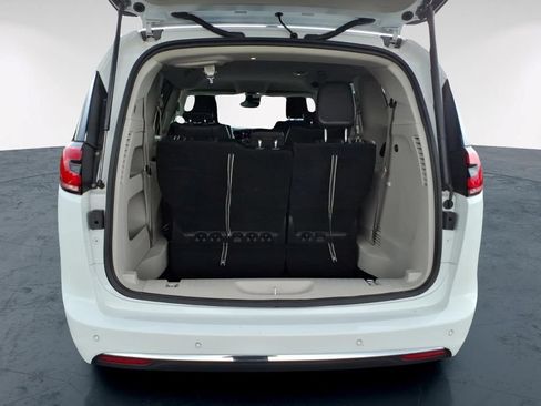Used 2024 Chrysler Pacifica Touring-L FWD image 8
