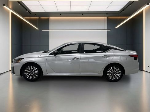 Used 2024 Nissan Altima 2.5 SV image 2