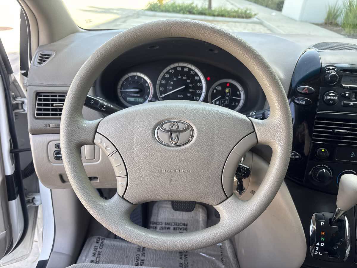 Used 2005 Toyota Sienna LE w/ LE Pkg 1 FWD image 19