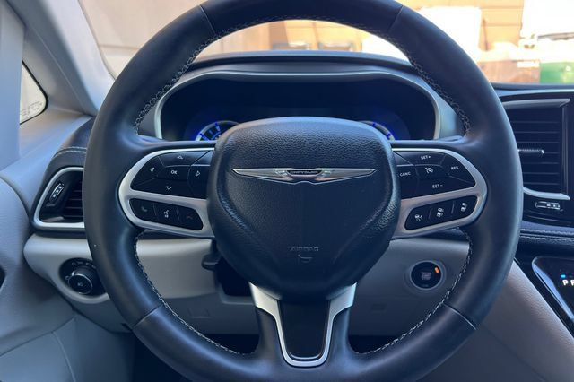 Used 2024 Chrysler Pacifica Limited FWD image 27