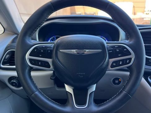 Used 2024 Chrysler Pacifica Limited FWD image 27