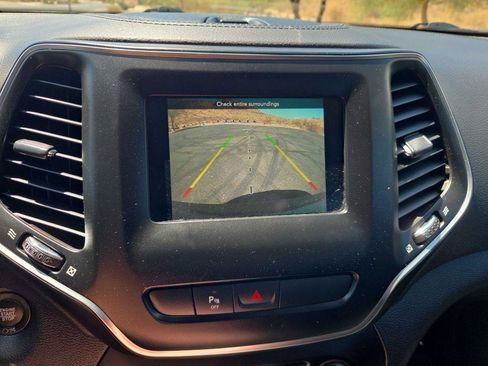 Used 2019 Jeep Cherokee Latitude Plus w/ Comfort/Convenience Group FWD image 16