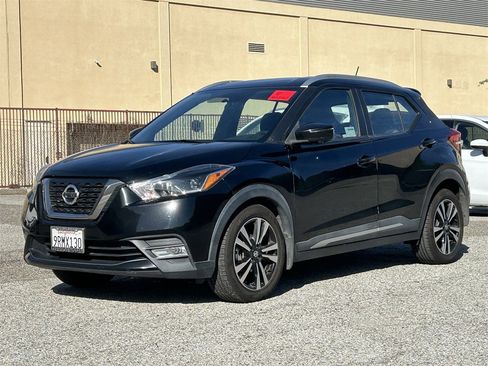 Certified 2018 Nissan Kicks SR image 2