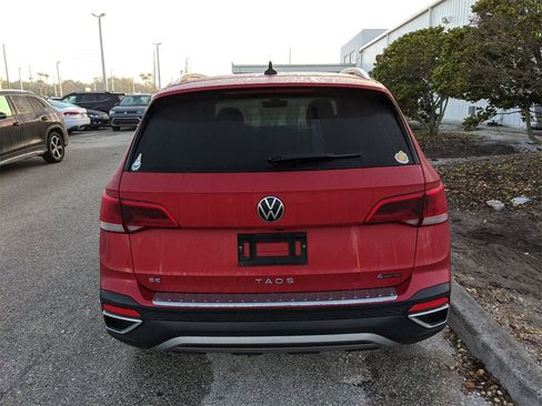 Certified 2022 Volkswagen Taos SE image 7