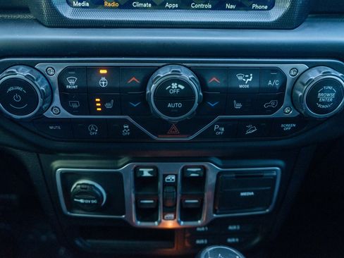 Used 2018 Jeep Wrangler Unlimited Sahara w/ Uconnect 4C Nav & Sound Group image 20