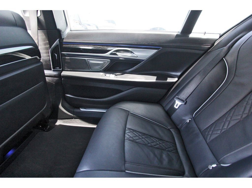 Used 2022 BMW 750i xDrive w/ Executive Package AWD/4WD image 12