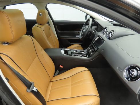 Used 2019 Jaguar XJ R-Sport image 21