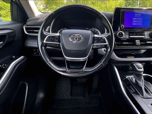 Used 2023 Toyota Highlander XLE AWD/4WD image 17
