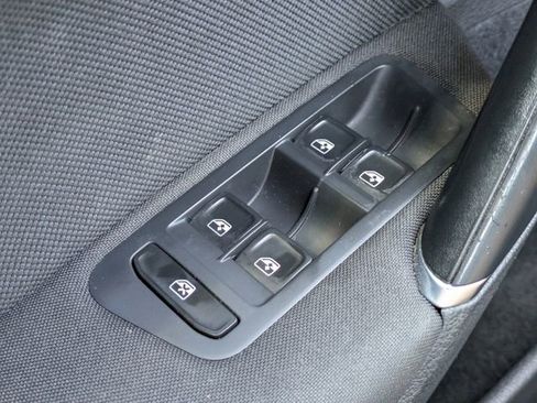 Used 2018 Volkswagen Golf 4-Door FWD image 17