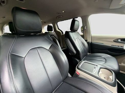 Used 2023 Chrysler Pacifica Touring-L FWD image 33