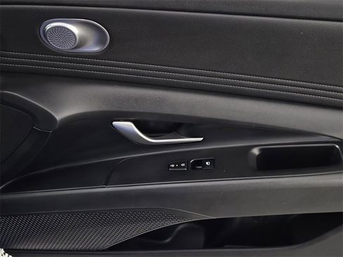 Used 2025 Hyundai Elantra Limited image 34