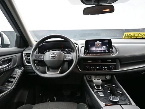 Used 2025 Nissan Rogue SV image 30