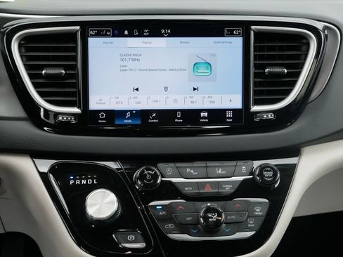 Used 2023 Chrysler Pacifica Touring-L FWD image 10