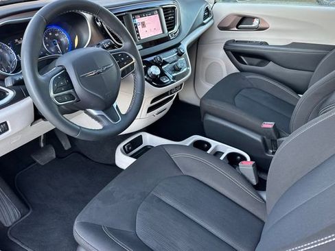 Used 2024 Chrysler Voyager LX image 10