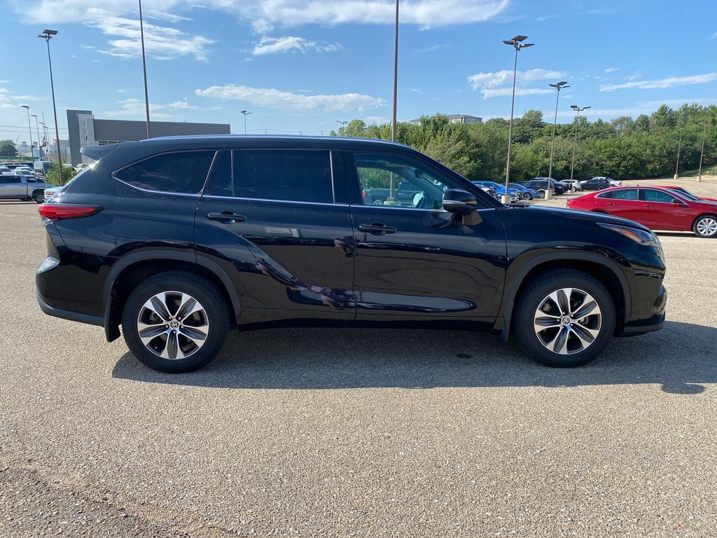 Used 2021 Toyota Highlander XLE AWD/4WD image 20